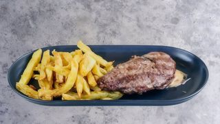 Punjena pljeskavica s prilogom