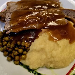 Teleće pečenje, grašak i pire