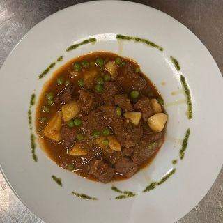 Juneći gulaš s graškom i kumpirom
