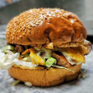 Sausage bacon Burger + Pommes frites