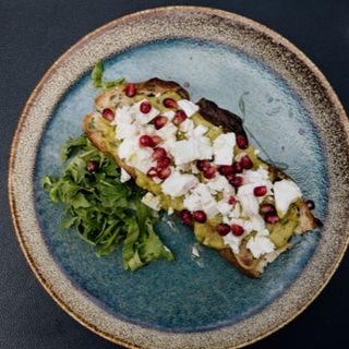 topli croissant sendvić