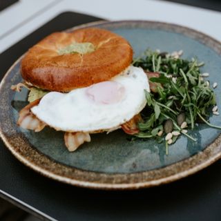 bagel sa dimljenim lososom