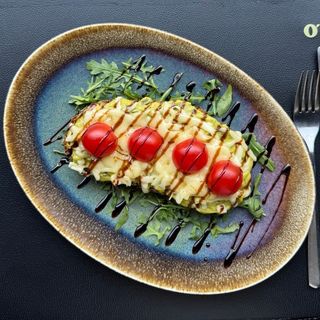 caprese avokado toast