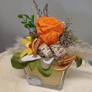 Dehidrirana narančasta ruža u kuglici na stalku