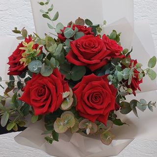Buket 7 crvenih ruža sa eukaliptusom