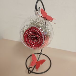 Dehidrirana crvena gliter ruža u kuglici na stalku