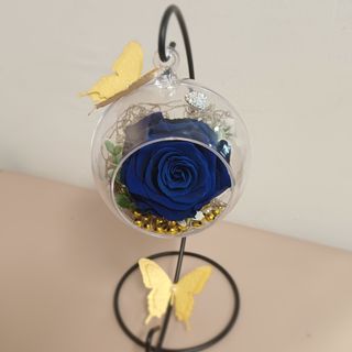 Dehidrirana royal blue ruža u kuglici na stalku