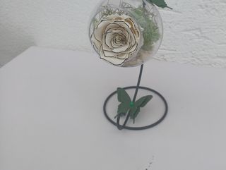 Dehidrirana bež iscrtana ruža u kuglici na stalku