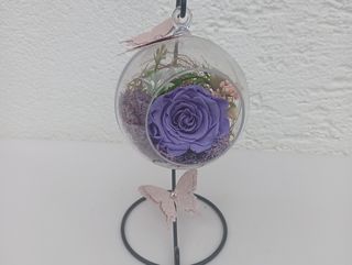 Dehidrirana ljubičasta ruža u kuglici na stalku