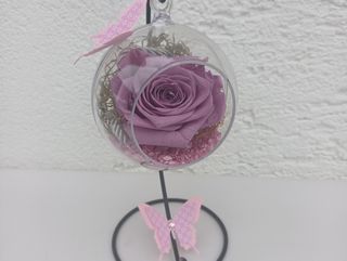 Dehidrirana tamno roza ruža u kuglici na stalku