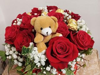 Flowerbox od 11 crvenih ruža, teddy bearom i ferrerom
