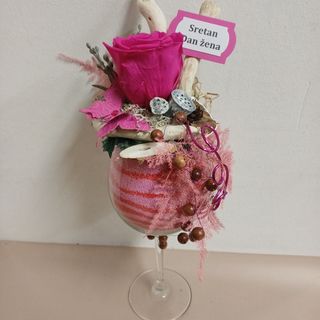 Dehidrirana ruža u čaši na stalku