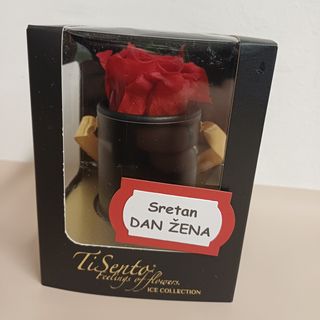 Dehidrirana ruža u kutiji