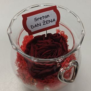 Dehidrirana ruža u staklu
