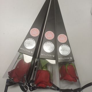 Crvena ruža u crnoj kutiji