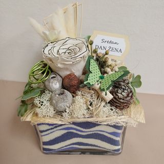 Dehidrirana ruža u sraklenoj kocki (plavi pijesak)