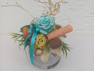 Dehidrirana tirkizna ruža u srebrnoj posudi