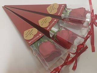 Ruža crvena u crvenoj kutiji