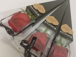 Crvena ruža u crnoj kutiji