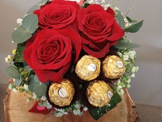 Box sa 3 crvene ruže + 4 ferera