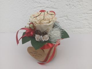 Dehidrirana bež ruža sa iscrtanim rubom u zlatnoj posudi