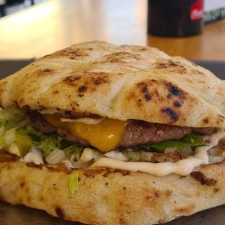 Cheeseburger u lepinji