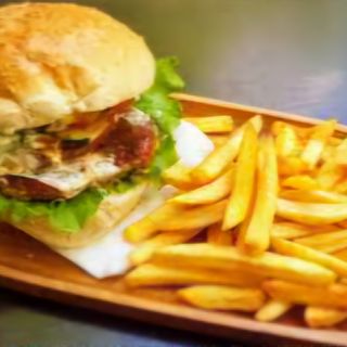 Cheesburger i pomfrit