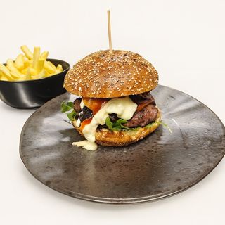 Black angus burger s pomfritom