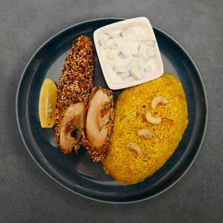 Zagrebači rolani u sezam košulji, biryani riža, tzaziki salata