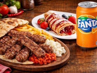 Ćevapi u lepinji +palačinka džem + fanta