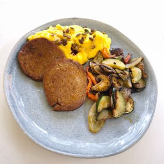 Vege odrezak sa pireom od bundeve i jesenskim povrćem