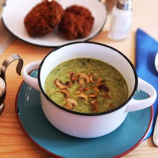 Špinat sa šampinjonima na bijelo