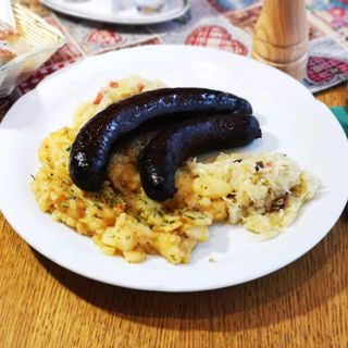 Krvavice s kiselim zeljem i  krumpirom