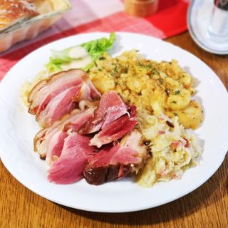 Buncek s kiselim zeljem i krumpirom