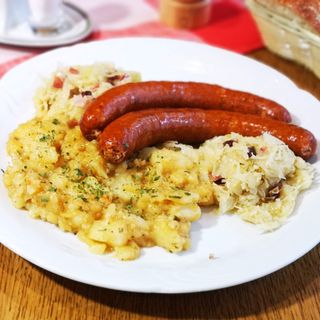 Pečenice s kiselim zeljem i krumpirom