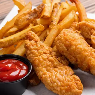 Pileći fritesi, prženi krumpirići dippers, ketchup