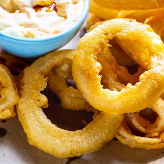 Onion rings (pohani kolutići luka), umak "1000 otoka"