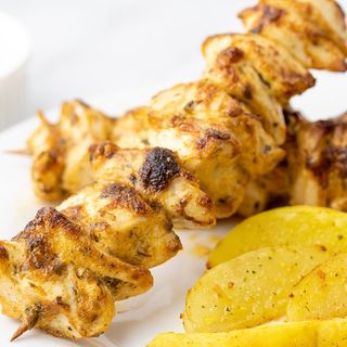 Pileći ražnjići s paprikom i prilogom