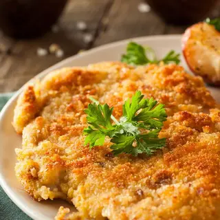 Pohani otkošteni pileći batak-zabatak, wedges krumpirići, cezar umak, limun
