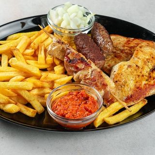 Miješano meso s pomfritom, luk i ajvar