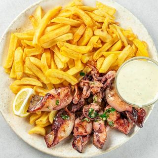 Lignje na žaru, prilog i tartar 200g