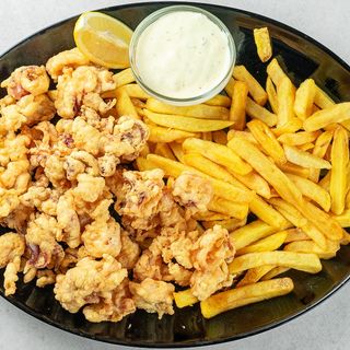 Lignje na pariški, prilog i tartar 200g