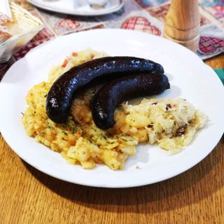 Krvavice s kiselim zeljem i  krumpirom