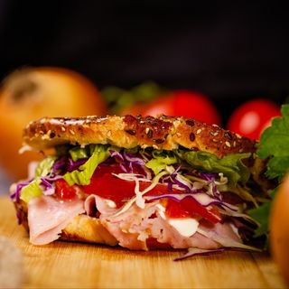 Sendvič sa pršutom i sirom