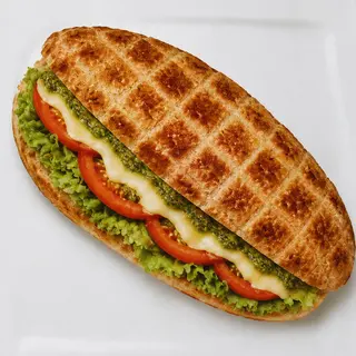 Sendvič s sirom, rajčicom, salatom i pesto od bosiljka