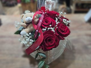 Box u obliku srca s crvenim ružama i medom