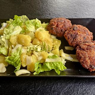 Faširanci s krumpir/zelenom salatom