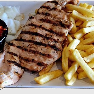 Pileći file s prilogom