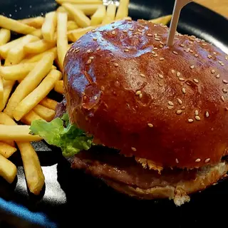 Hamburger s pomfritom
