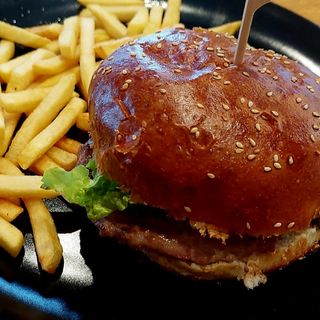 Hamburger s pomfritom